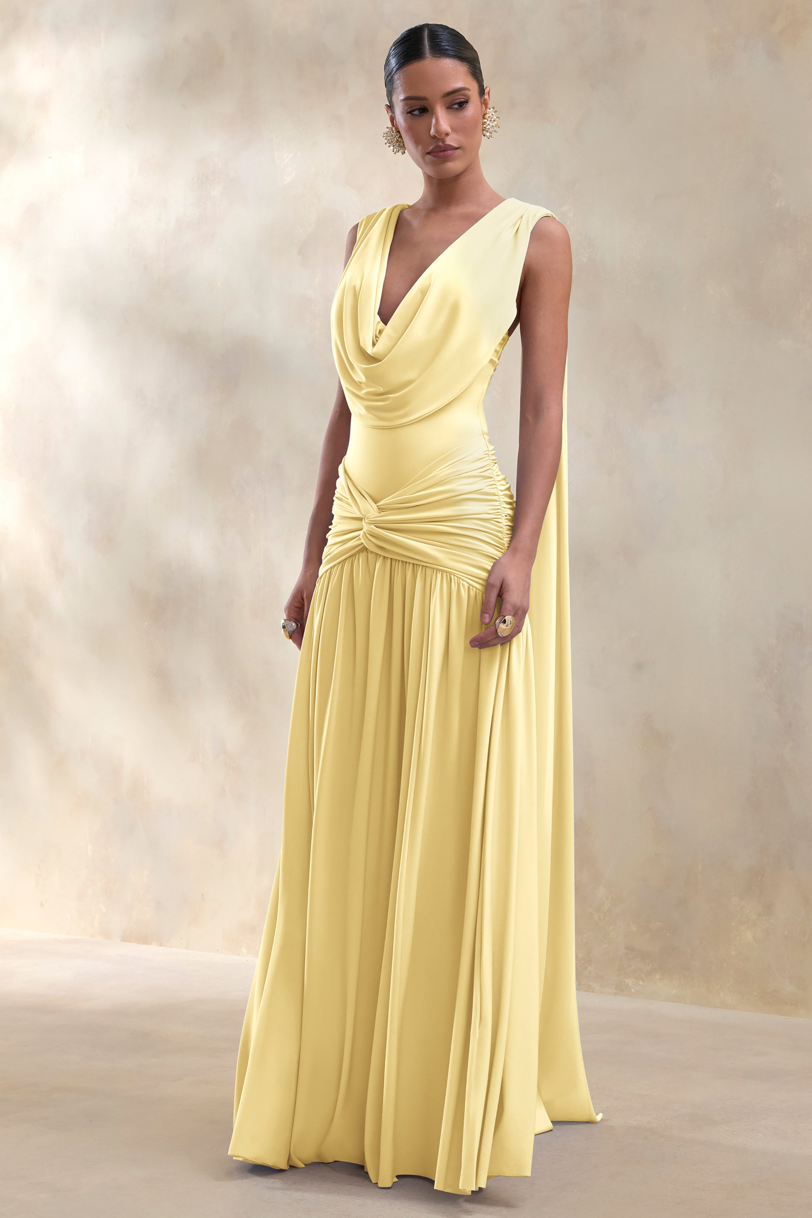 Amelisse | Robe longue jaune citron à décolleté plongeant avec détails froncés
