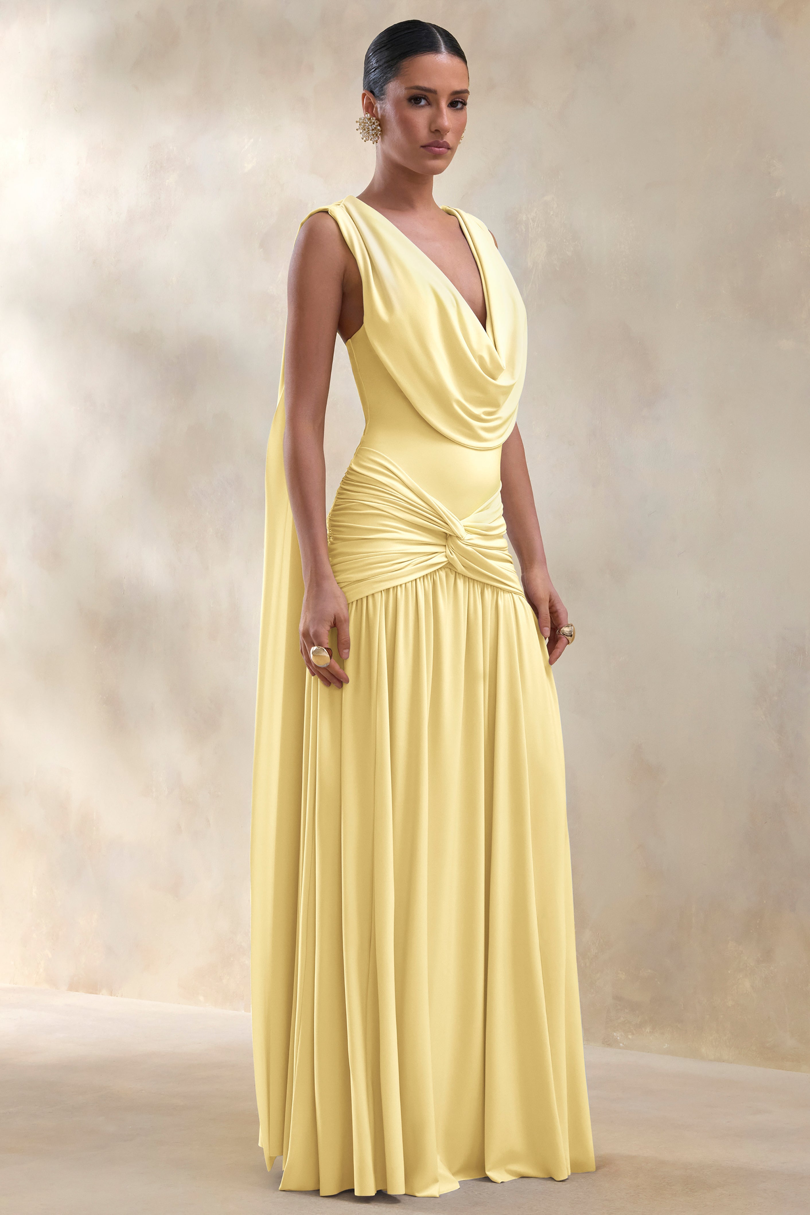 Amelisse | Robe longue jaune citron à décolleté plongeant avec détails froncés
